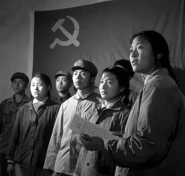 1969年,吉林,向党表忠心.下乡知识青年在入党宣誓大会上.郎琦/摄.