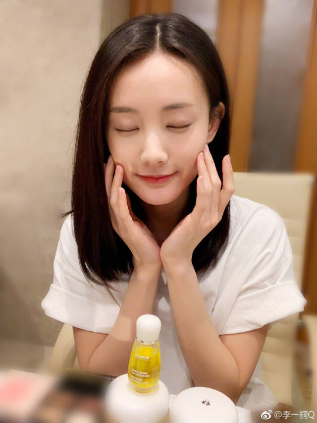 6位女艺人,李一桐颜值在线,郑湫泓笑容甜美,唯独她才刚开始!