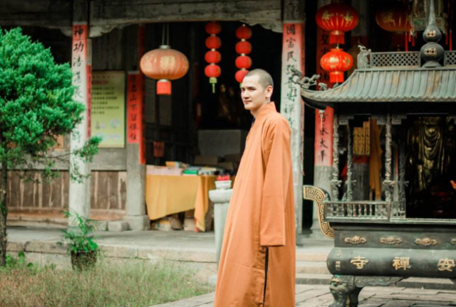 史上最帅和尚,引无数女香客来此上香、合影,网