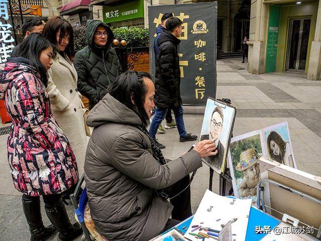 艺术家街头摆地摊画像成城市街头的一道文化景观