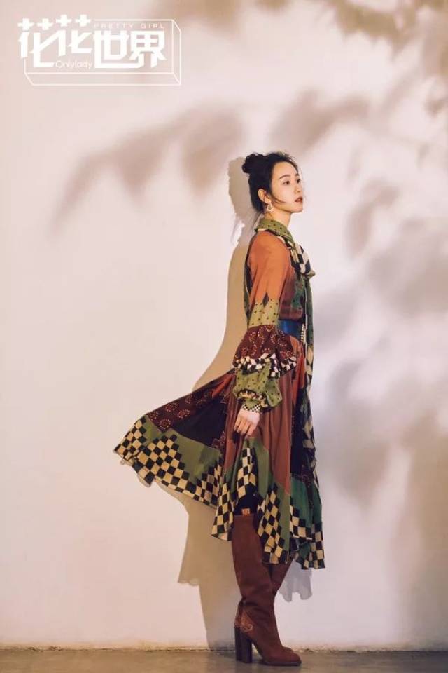 造型解析: 印花裙,腰封,长筒靴:etro 耳坠:giftfig 场地鸣谢:觅art 旬