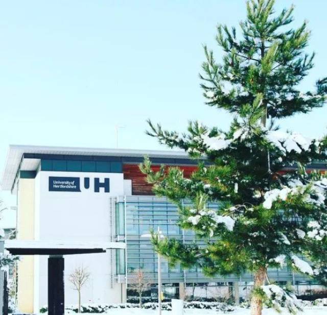 赫特福德大学位于伦敦北部的赫特福德郡哈特菲尔德镇(hatfield,到