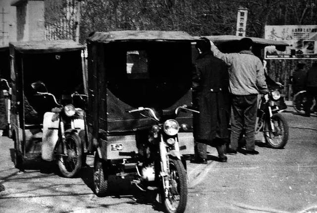 90年代自行车慢慢淡出视野,摩托,摩的成为了人们全新的交通工具.