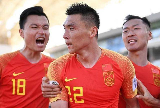 国足决战泰国队前韩媒引争议!晒中国队球员腹部赘肉称