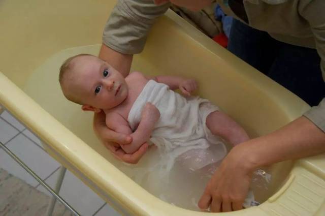 如何给新生儿清洗脐带 13eafd223b9043aa89d1ba028497fa7f.jpeg