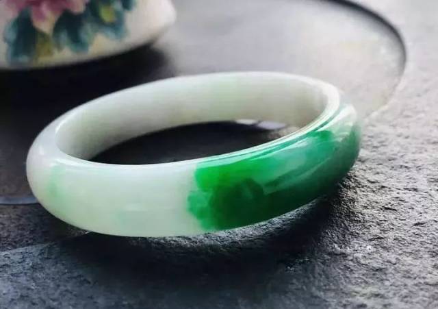 白底青:翡翠世界里的一抹阳春白雪