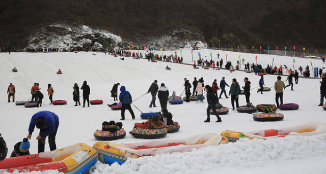 老君顶冰雪嘉年华滑雪场:也超大的,滑道很多,有直线的,有弯曲