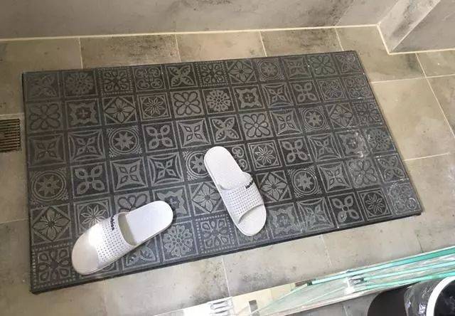 3,隐形地漏,更美观 对于已经装修好的淋浴房,可以在安装的时候,把地漏