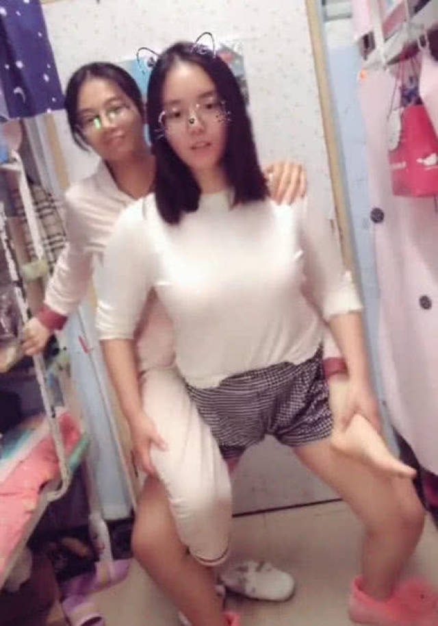 最近,有两个女大学生在女生宿舍自拍的视频,在网上一不小心"走漏风声"