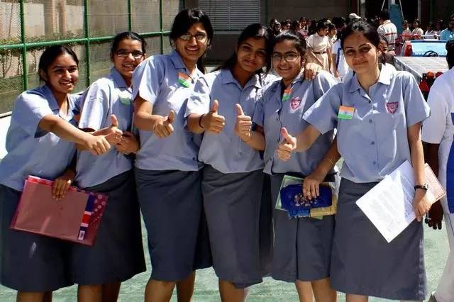 印度校服貌有不同的款式,一种带着比较浓厚的印度特色,另一种则比较