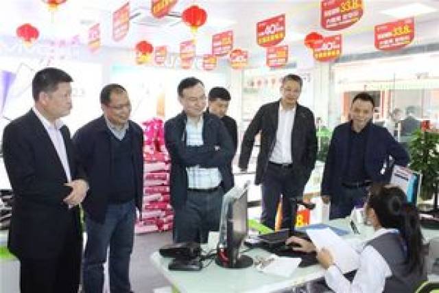 慰问完曹江中心,回到公司本部,杨小丰副总慰问了高州分公司劳动模范