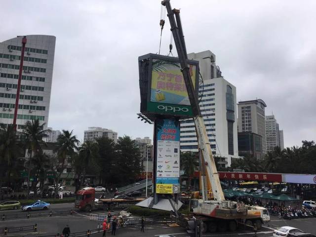 "霸道"20年,海秀东路巨型广告牌拆了_手机搜狐网