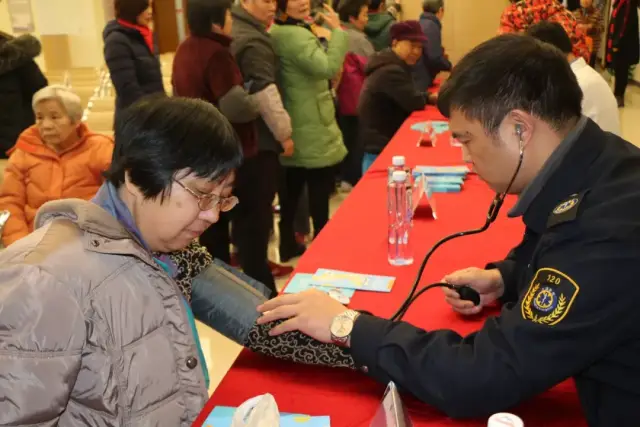 上海医疗急救中心的专家现场为市民朋友们进行义诊服务 平台声明