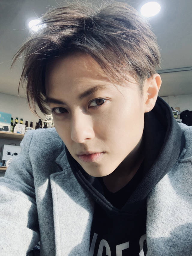 王子邱胜翊发十年间对比照 引怀旧热潮获封"冻龄王子"