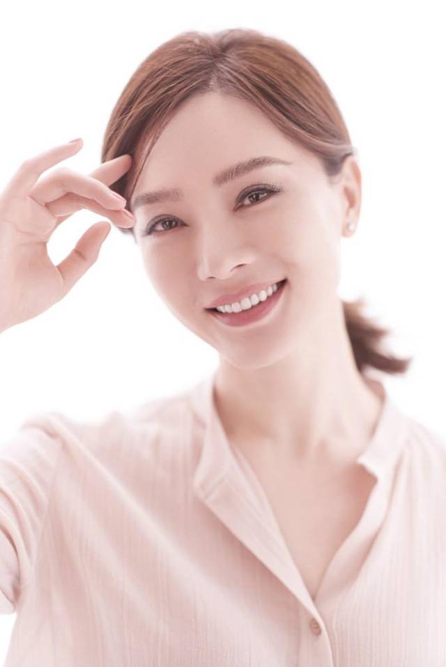 女人味炸裂! 陈数优雅托腮知性温柔 五官精致优雅大气