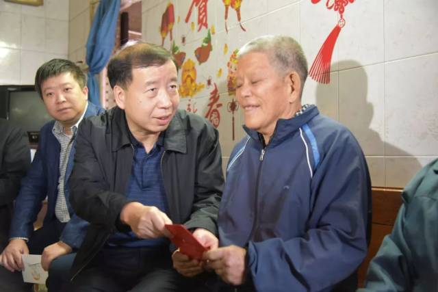 沙田镇先锋村低保家庭何树坤家,肖亚非详细询问老人家的身体状况,生活