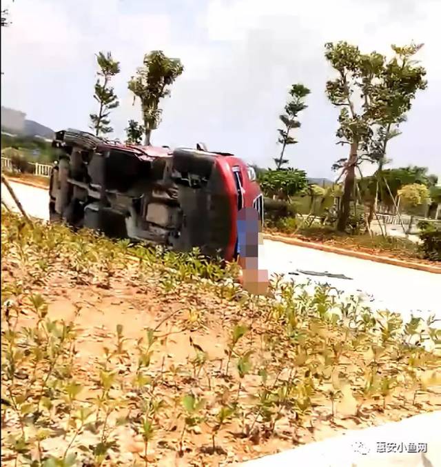 安全| 昨晚惠安动车站进站路口发生一起车祸,车辆侧翻在地.