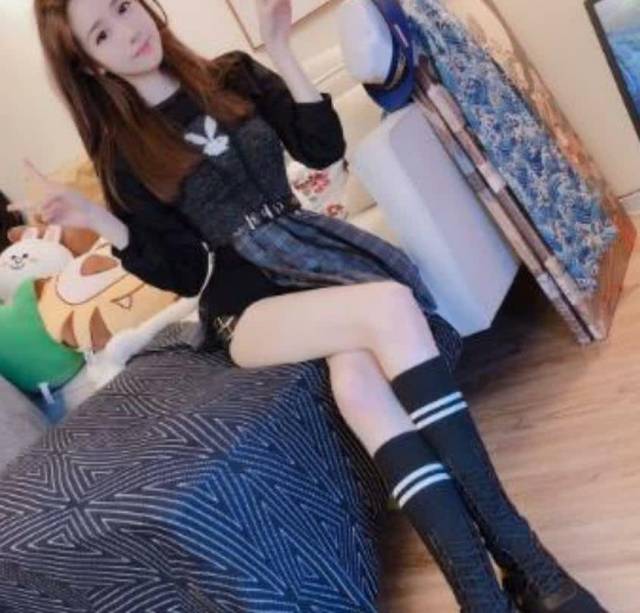 lol主播腐团儿旗袍配黑丝, 性感亮相, 网友: 眼里都是