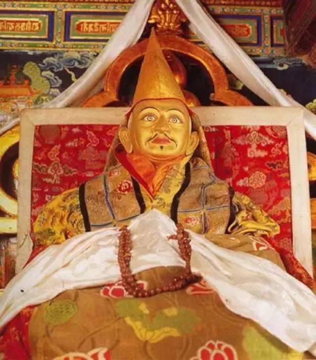 长寿乐集殿主要供奉有近千尊铜鎏金无渴寿佛.