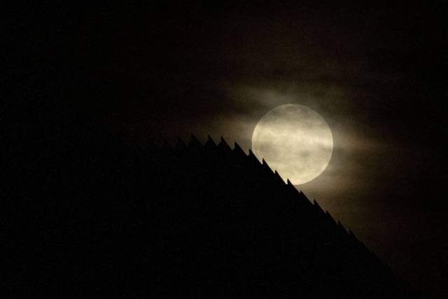 "满月"当空:2019年第一个月圆之夜