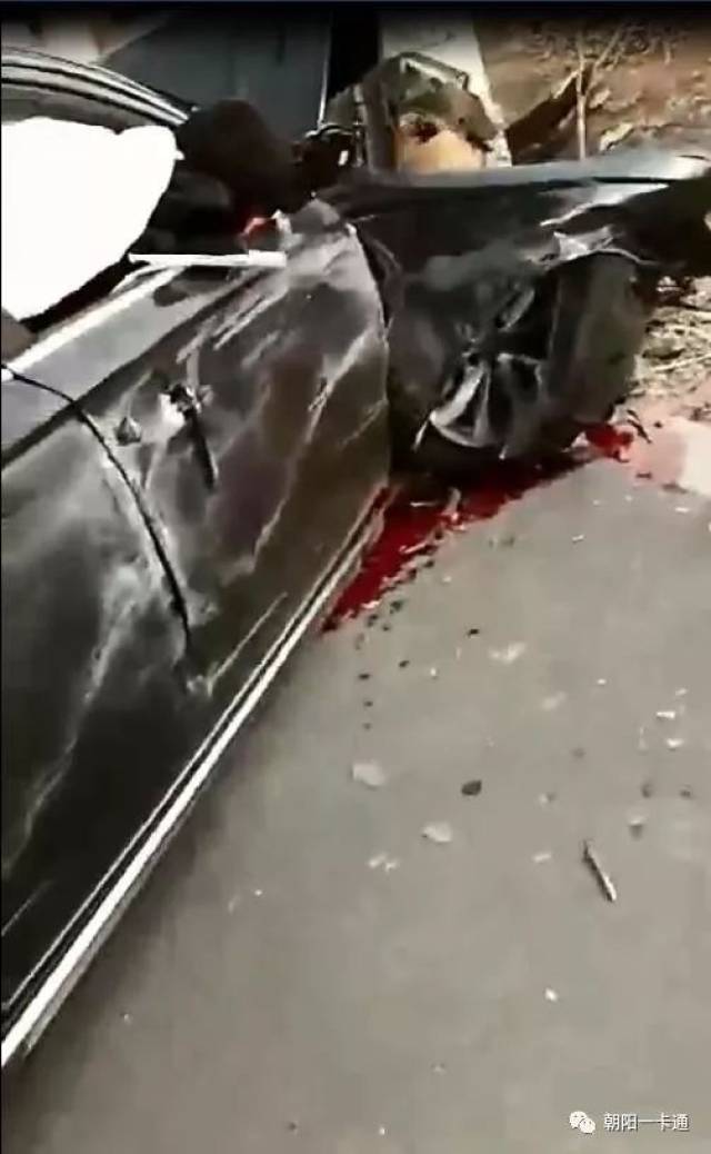 【城事】朝阳这地儿发生惨烈车祸,副驾驶人员头撞出车窗外.