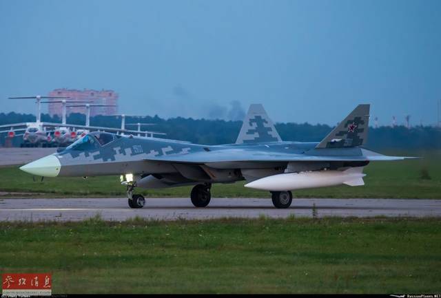 脱胎于俄空天军的pak fa(俄语"未来前线战斗机系统"缩写)项目,其首架