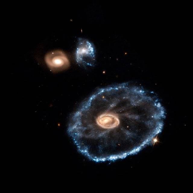 宇宙罕见大图;项链星云,银河系最年轻的黑洞及荷包蛋星系.