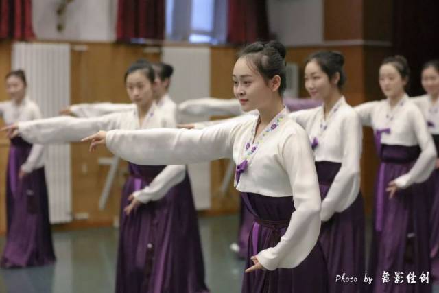 中央民族大学舞蹈课,教师崔月梅,我的天!气质美爆!