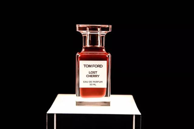 tom ford先生将这一抹红色 融入到他私人调香系列的新款香水之中