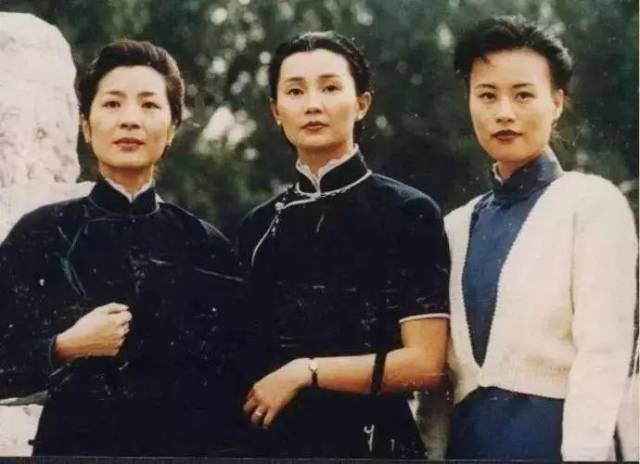 56岁杨紫琼蕾丝裙现身,豪门千金化身"功夫女王,又美又霸气!