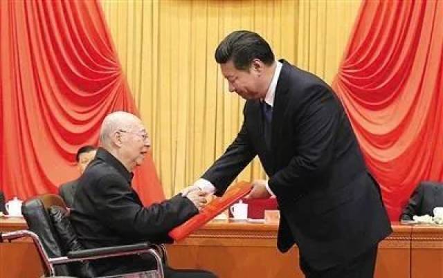 (习主席亲自为于敏颁奖) 于老先生曾说:
