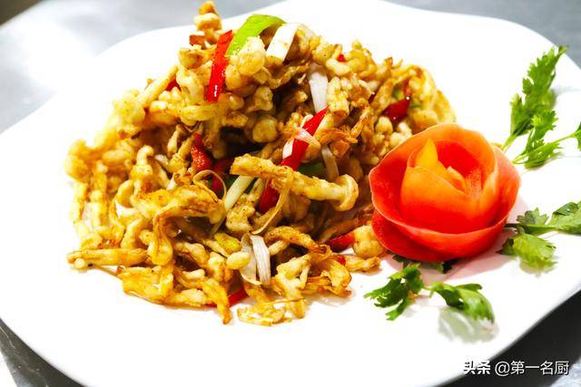 厨师长教你椒盐白玉菇的家常做法,酥脆焦香真不错,可以当零食吃