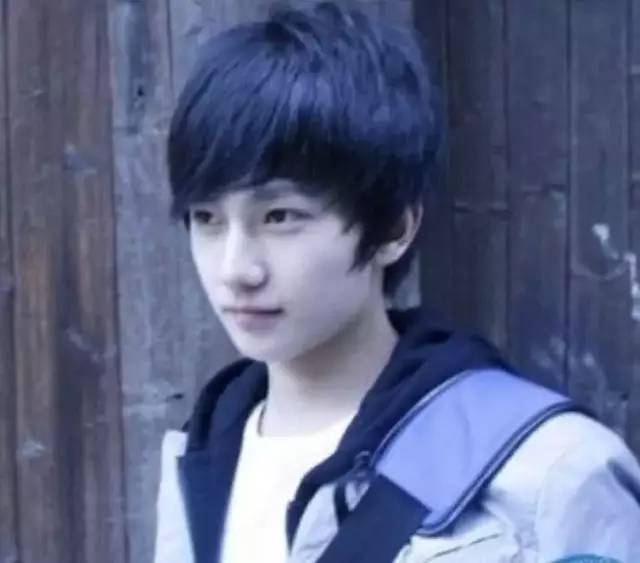 杨洋"学生照"被疯传,非主流造型十分亮眼,整没整容一目了然!