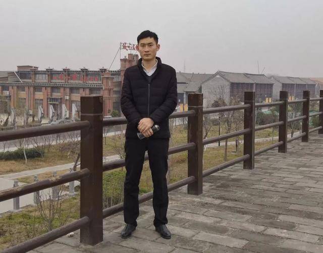 王小五真名王雪松,2015年毕业于南昌理工传媒系,编导专业,毕业返乡后