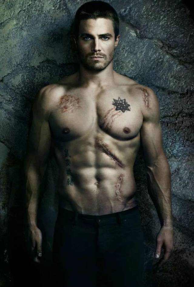 斯蒂芬·阿梅尔(stephen amell) 饰 oliver queen