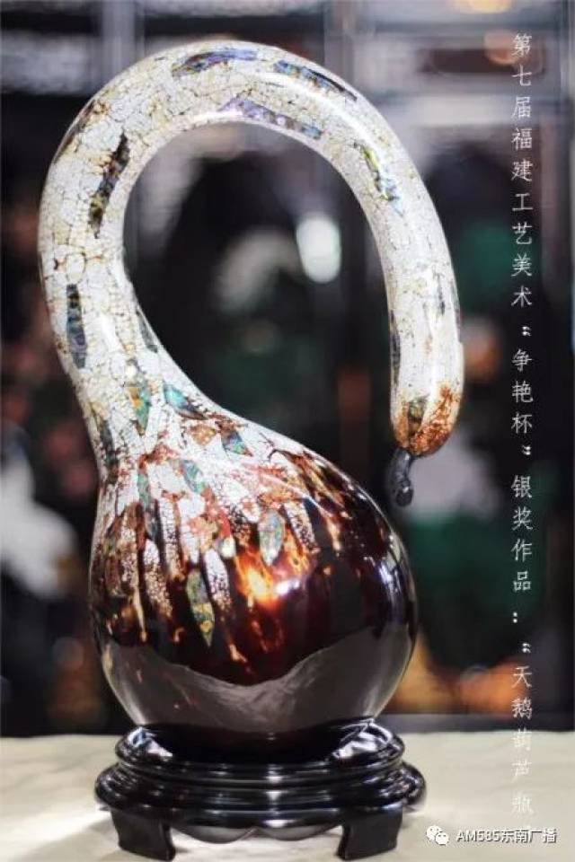 许德越作为闽清职专特聘教师,为学生教授脱胎漆器,漆画制作