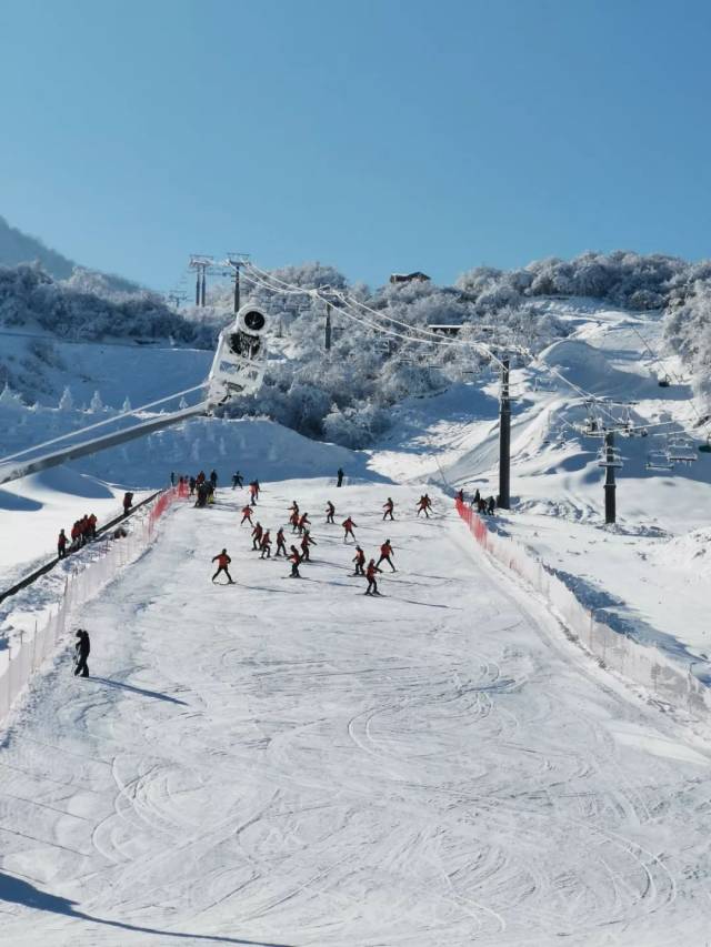 九鼎山风景区→茂县安乡盘山公路(23公里)→青龙坪→太子岭滑雪场