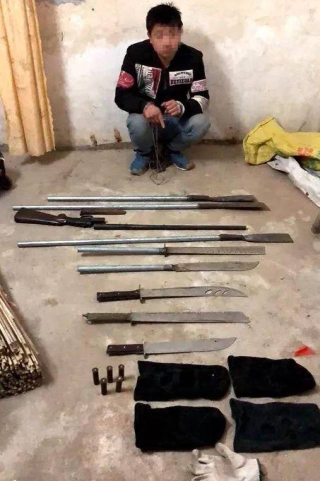 在屋内的地上挖出:自制枪支一支,子弹5发,长大刀,大砍刀,蒙面头套