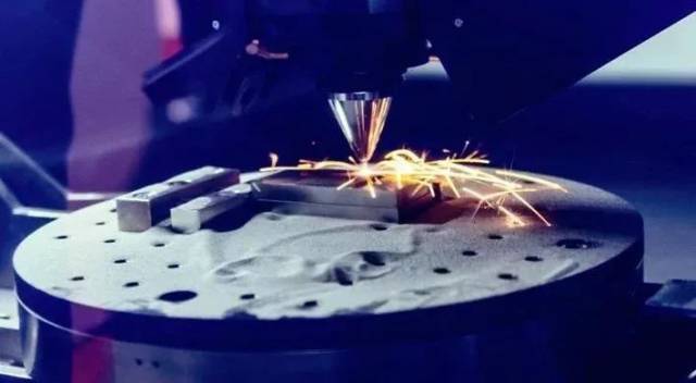 金属3d打印机生产钢制零件.