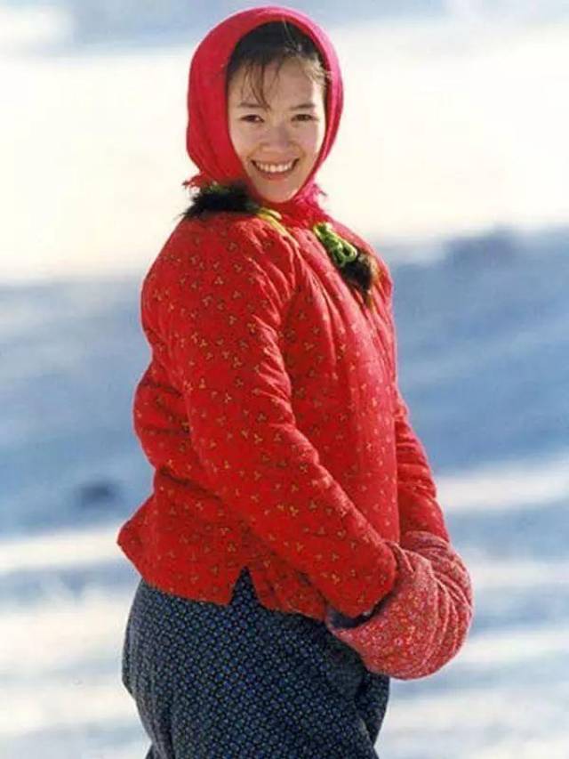 章子怡再国际范儿,穿上红棉袄也是喜气洋洋接地气,年味十足.