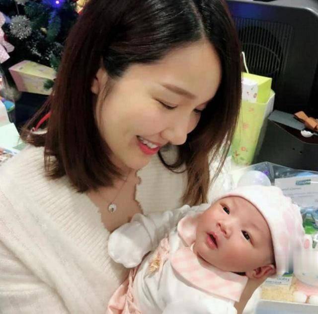 李亚男带女儿登记姓名,女儿长相可爱睡颜甜美,王祖蓝却无法陪同