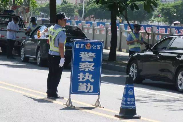 派出所民警在路面设卡查车 "一标准"所内面貌焕然一新