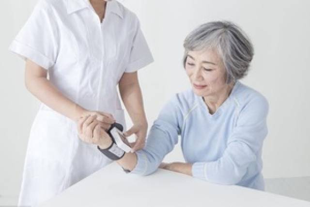 开始服用降压药,如能耐受可以降到140/90以下; >80岁的老人,血压≥160