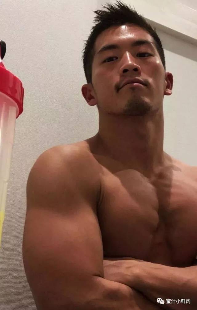 腹毛旺盛的日本肌肉男,请他立即拍片!