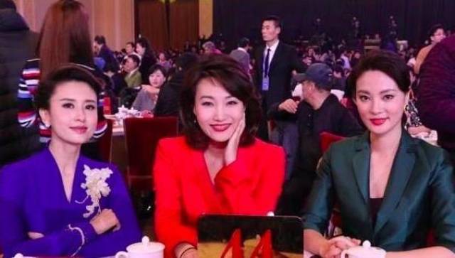 央视主持李梓萌近照,台上台下差别大,41岁颜值不输张曼玉