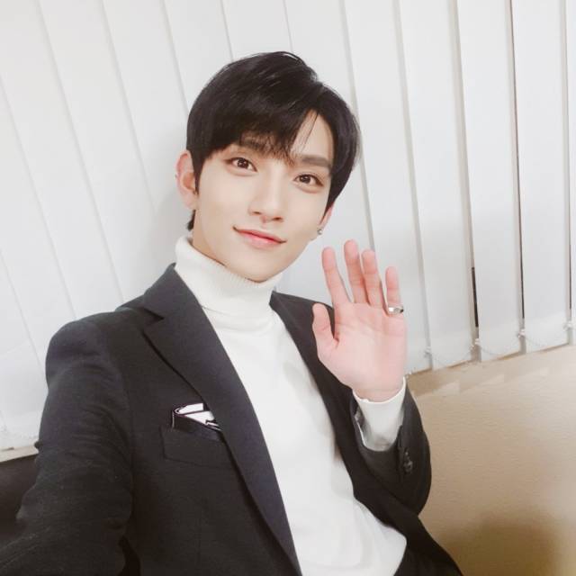 seventeen贵族后裔,seventeen李知勋 seventeen出席第八届goan chart music awards的相关照公开.