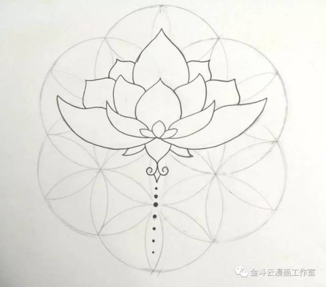 圈里的图案都是一样的() 0  3  接下来就要画莲花了,注意左右对称() 0