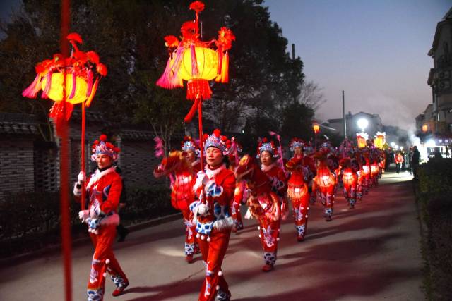 在大庄村文化广场,当地村民表演传统文化"跳跳马".