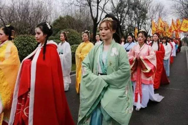 穿梭在人群中的汉服美女 带你回到古代的市井体验一次穿越之旅 中西