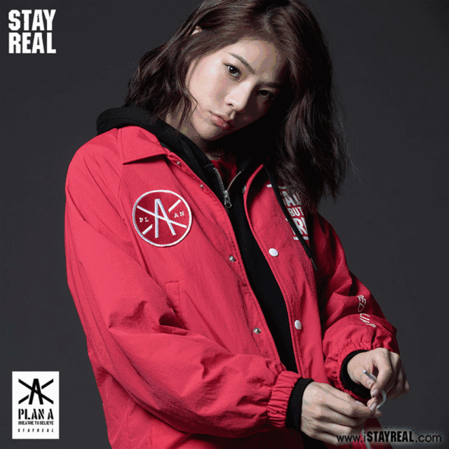 粉红小猪戴上墨镜,穿上stayreal 11周年的box logo t-shirt幽默耍帅